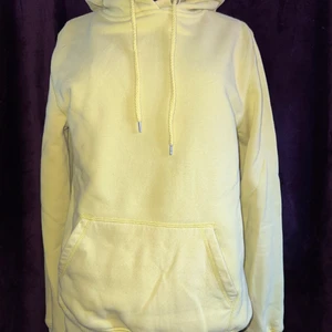 Gul hoodie - En gul hoodie som gör sig orättvist färgad på bild, den är riktigt fin varm påskgul i verkligheten.  Storlek s men passar perfekt på mig som är en m. 😊