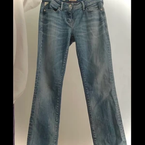 Replay Jeans strl S - Snygga low waist jeans som ger en snyggpassform. Har dock ett litet hål på knät men inte så jätte synligt. Runt hela midjan är det 76cm och från början till slutet av jeansen är det 105cm.  Frakt 59kr