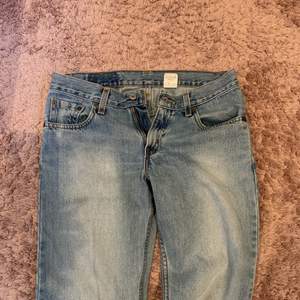 Lågmidjade Levis jeans köpta av min kompis pappa. Vet inte exakta storleken men jag är 164 och storlek xs/S vanligtvis och dom sitter toppen på mig. Tvättas självklart innan de postas! 💗