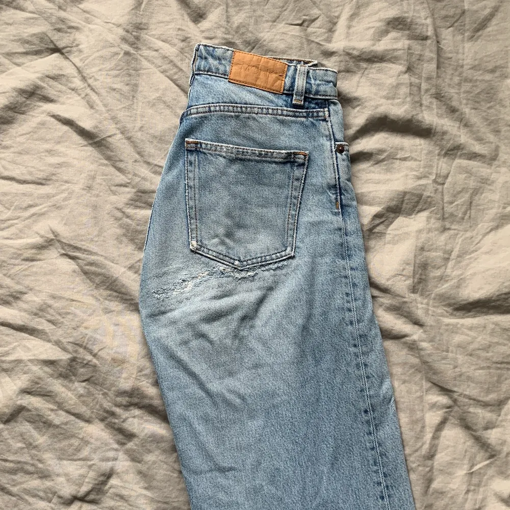 Ljusa jeans köpta på monki för cirka 1 1/2 år sedan. Matrialet är lite tunt på vissa ställen och jeansen är även ihop sydda där bak💞det är storleken 25 som är som en S/XS ungefär💗Eftersom att jeansen är lite halvt slitna så kan man få dem väldigt billigt👍. Jeans & Byxor.