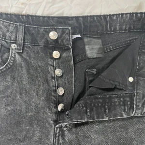 HM JEANS - SVARTA MOM JEANS FRÅN HM!! Storlek 40 Med knappar  Inga synliga defekter  Skriv privat vid fler bilder eller frågor💕 