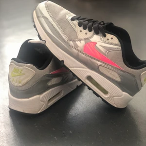 Nike skor 39 - Silvriga, sparsamt använda. Såå snygga