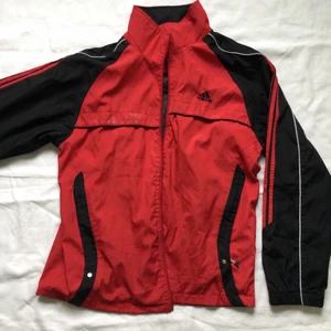 Adidas  - Adidas jacka, med tryck både fram och bak, storlek L i asian size, dragkedjan har gått av