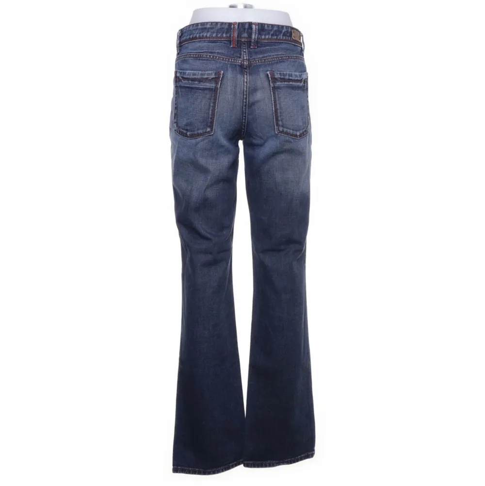 Super snygga vintage Lågmidgade jeans i bra skick. Innerbenslängd: 90cm  midjemått: 84cm i storlek M. Buda från 300kr!❤️. Jeans & Byxor.