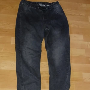 Byxor  - Finns 2 par Resor vid benslut och midja 