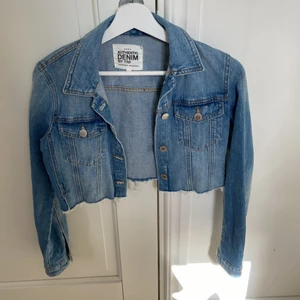 Jeansjacka  - Snygg jeansjacka från zara som är väldigt fin med ett par jeans och tröja med.