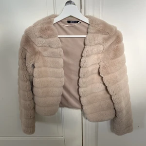 Jacka - En snygg ginatricot jacka som är väldigt fin på och är i bra skick.