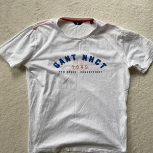 T-shirt - Vit Gant t-shirt som en gång var favoriten🫶🏻 men nu ligger den o dammar i garderoben💕 Fräsch, hel och framförallt skön är den❤️