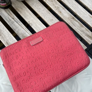 Marc jacobs datorfodral - Säljer mitt Marc Jacobs fodral som jag verkligen älskar😻😻 men känner nu för att uppgradera⚡️