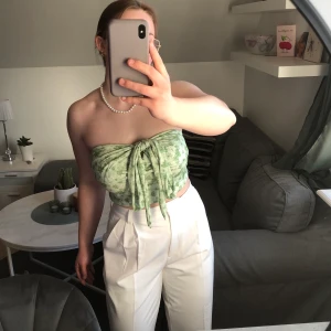 vita kostymbyxor - Säljer mina kritvita kostymbyxor från NA-KD x Angelica Blick! (Slutsålda på hemsidan).🤍😮‍💨Dessa är köpta här på Plick, men aldrig använda, endast testade och alla lappar finns såklart kvar! De är jättesköna, mjuka och inte genomskinliga alls! 🤩Dock för stora och för långa på mig som är 160cm och därav säljer jag dem förhoppningsvis till någon annan som de passar bättre på. Jag kan mötas upp i Skövde Centrum eller frakta. Då står du för fraktkostnaden 📦 Skriv vid intresse, frågor & fler bilder🥰