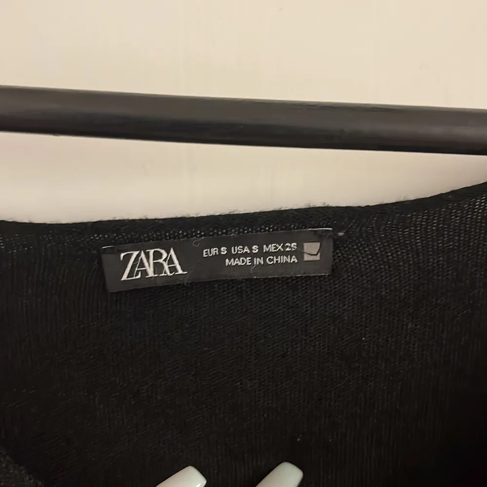 Svart tröja med pärlor på ärmarna från Zara. Köpt för 2 år sedan och använd ett par gånger. Men i bra skick och form. Strl är S/M Köparen står för frakten.🤍. Tröjor & Koftor.