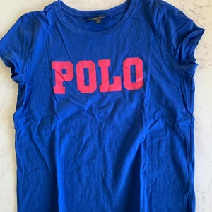 Polo t-shirt - Säljer denna polo t-shirt. Den är i väldigt skick då den är använd ett fåtal gånger. Den är liten i storleken och är i storlek 16 år (amerikansk storlek). Säljer för 100kr+ frakt💕