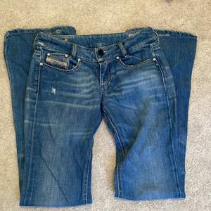 Säljer dessa sjukt snygga lågmidjade bootcut jeans från diesel💓 midjemåttet: 73 och innerbensmåttet: 83 ☺️