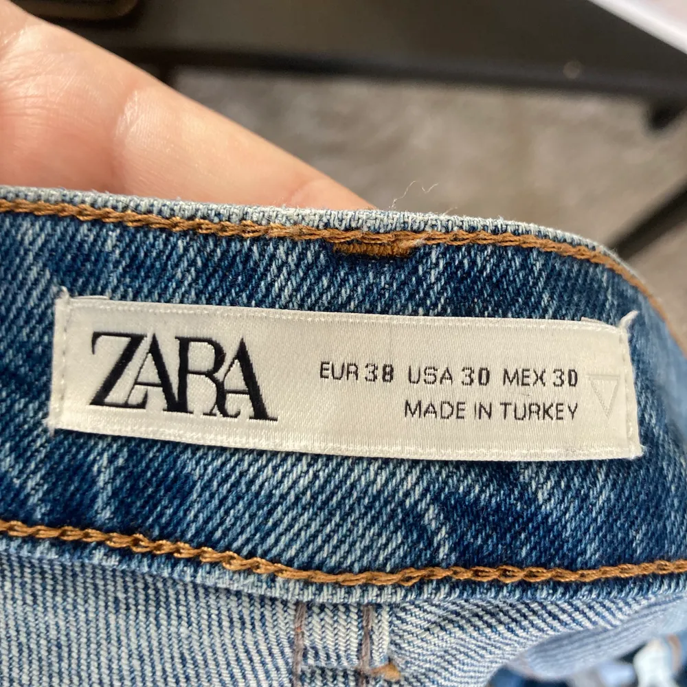 Zara Jens med text tryck och hål vid knäna lite tajt storlek 38 knappt använda låg midja frakt ingår inte . Jeans & Byxor.