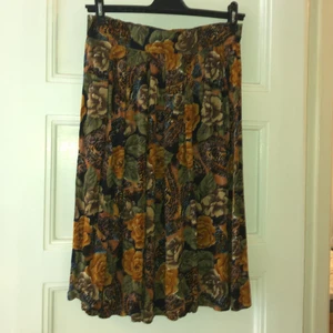 Mönstrad kjol från Beyond Retro, vintage - Längre kjol från Beyond Retro i blommigt mönster. Perfekt till sommarfesten 🌸  Går lite längre än knäna på mig som är 1.70 cm (jag har den med högmidja).  Storlek S/M  Fint skick och aldrig använd.  Kan posta eller mötas upp i Stockholm :)