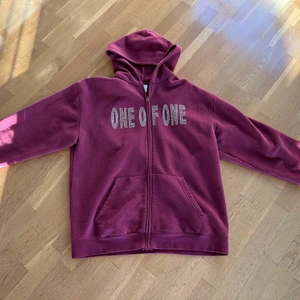 One of one hoodie  - Säljer nu min one of one hoodie i bra men använt skick! Hör av er för fler bilder eller frågor!  Priset går att diskutera vid snabb affär!