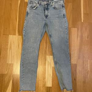 Säljer nu ett par weekday jeans i super bra skick!! Knappt använda och är jättefina! Säljer BILLIGT, så passa på och köp!!😌💞💞💞