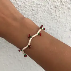 Ett jättegulligt armband med små körsbär!🍒 Du kan själv bestämma längden på ditt armband. FRAKT INGÅR. ( strunta i det som står LEVERANSALTERNATIV)❤️🍒