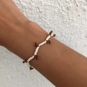 Cherry armband  🍒  - Ett jättegulligt armband med små körsbär!🍒 Du kan själv bestämma längden på ditt armband. FRAKT INGÅR. ( strunta i det som står LEVERANSALTERNATIV)❤️🍒