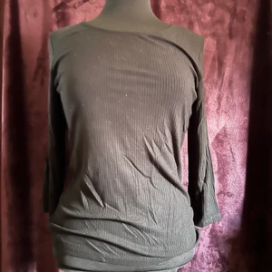 Tröja med detalj - Vanlig tröja men med öppen och snygg snörning i ryggen! Stretch och supermjuk & skön.   Klippt bort lappen men det är en m.  Tror nog den passar på en s med imed stretch. 