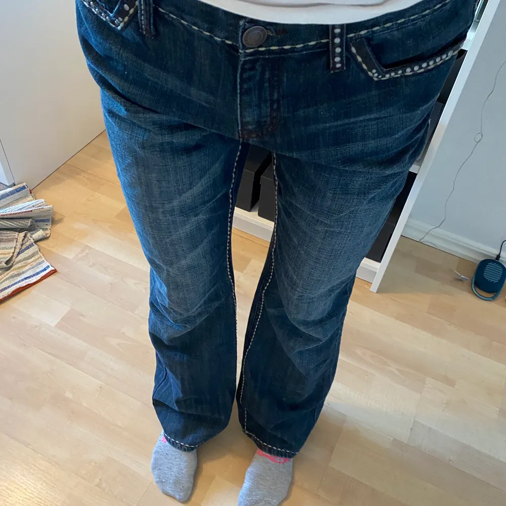 Säljer dessa as snygga jeans som är köpta på second hand för 500kr ⚡️😍🫶🌸🌺. Jeans & Byxor.