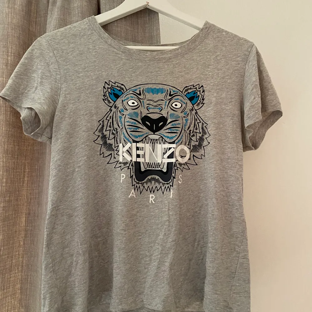 En grå kenzo t-shirt som en gång varit min favorit och som jag hoppas kan bli någon annans nya favorit! Den är i i väldigt bra skick trots att den nu är några år gammal. Den sitter som storlek S skall göra. . T-paidat.