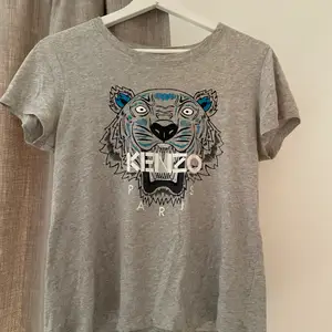 En grå kenzo t-shirt som en gång varit min favorit och som jag hoppas kan bli någon annans nya favorit! Den är i i väldigt bra skick trots att den nu är några år gammal. Den sitter som storlek S skall göra. 