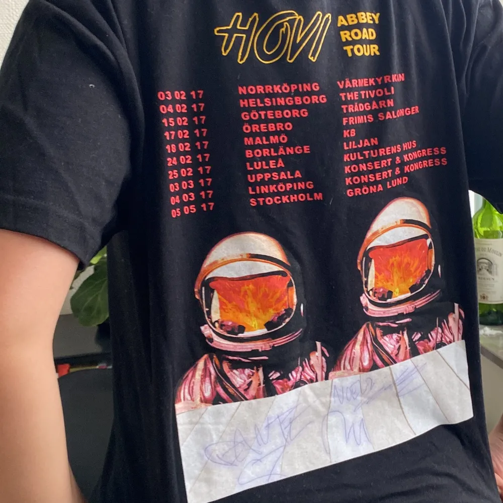 Signerad hov1-t-shirt som jag köpte 2017 på konserten i Malmö. Signerad av samtliga medlemmar i bandet. Helt oanvänd, fint skick ❤️‍🔥. T-shirts.