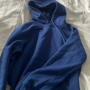 Hoodie - Mörkblå hoodie från BikBok