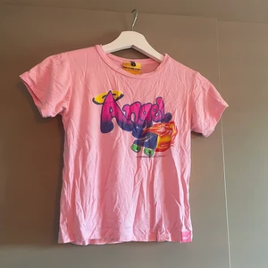 O-Mighty T-shirt  - Världens sötaste tröja som säljs då den tyvärr inte kommer till användning längre. Trycket är lite ”sprucket” men är inget som syns på håll 🥰 Annars i bra skick! Storlek S, men är i stretchigt material <333