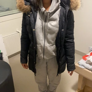 rockandblue jacka dam storlek 36/S - Pälsen är i bra skick, använd några gånger men det är 2 små riv hål i ryggen men går att fixa. Jag säljer jackan för att jag inte vill ha den längre o söker köpare till den. Original pris är 3.999 men säljer billigt. Jackan är köpt från miinto. 