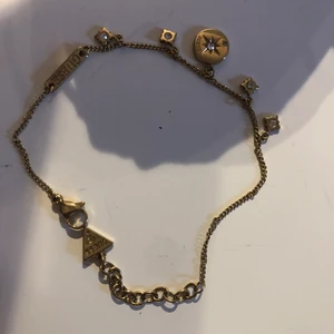 Guess armband  - Jätte fint Armband från Guess , inköpt i våras ! Nypris 479 ! Inköpt på Zalando ! Pris kan diskuteras vid snabb affär !