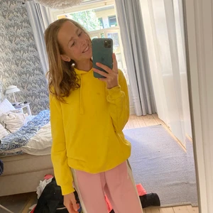 Gul Hoodie från Gina tricot - Gul hoodie med fleece från Gina Tricot.