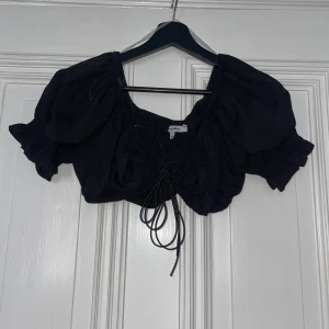 Topp  - Topp med knytning framtill