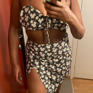 Missguided flower print set Storlek S  - Missguided sample set. Kjol med top. Helt ny aldrig använt. Perfekt för sommaren och semester. Kan också har på dig på helg/ utgång 