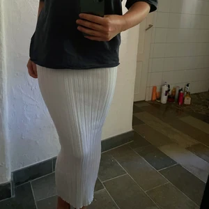 Vit långkjol - Säljer denna snygga kjolen som tyvärr är förliten, köparen står för frakt☺️