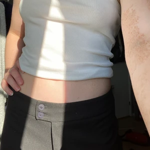 Kostymbyxor - Svarta kostymbyxor köpta secondhand!! Lite för korta på mig som är 168💕