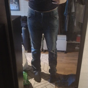 Blåa jeans - SKICKAS SNART TILL SELLPY  Blåa jeans i modern Slim typ i storlek 36/34 (52). Köpta från sellpy och bara testat dem. Säljer för 60kr + frakt. 