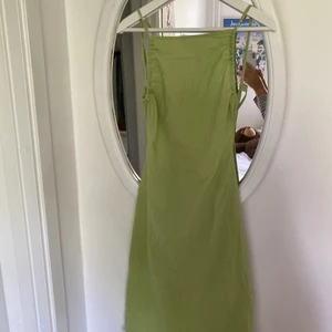 LjusGrön ”linne” klänning  - LjusGrön ”linne” klänning från Cider! Öppen rygg med justerbara axelband! Dragkedja där bak och stretchig i midjan! Passar mig som bär 42/L. Köparen står för frakt/möts i Stockholm⭐️⭐️