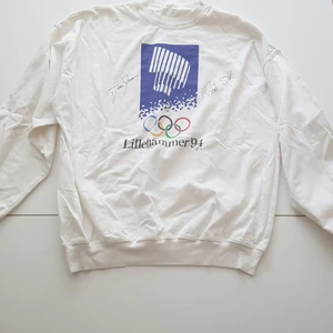 Vintage lillehammar OS 94 Sweatshirt - Hyfsat bra kondition. Litet hål på baksidan som man kan se. Även taggen är borttvättad men man se lite. Skulle säga en oversized M alt mindre L