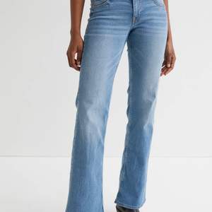 Tryck inte köp direkt! Säljer dessa jeans fast de jag har är mer mid-waist. Köpte för 250 säljer därför för 150 men pris kan diskuteras. Skriv privat för fler bilder💕