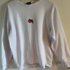 Stussy swaetshirt - Stussy sweatshirt i använt skick. Säljer pga att jag aldrig använder den. Pris går att diskutera.