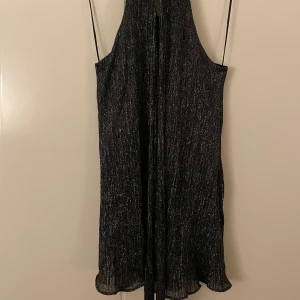 Festklänning - Den är använd men de syns inte jättemycket har två band u fram som man kan knyta hur man vill 