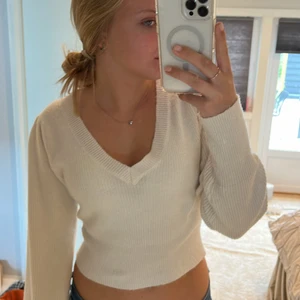 Stickad tröja  - Stickad tröja från NA-KD, sååå fin!! Säljer då jag har många liknande 🫶🏼🫶🏼🫶🏼 tre för två på allt i min profil 🫶🏼🫶🏼🫶🏼