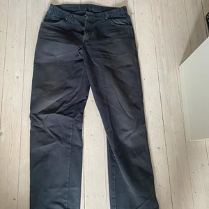 Dickies carpenter jeans - svarta carpenter jeans köpta second hand. Sitter lite löst om de är de man gillar. 34x34. Har två extra fickor på låret perfekta för ett cigg packe eller snusdosa:)