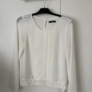 Vit blus  - En vit blus med viktade detaljer 