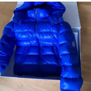 Moncler maya jacka  - Lägger ut denna igen pågrund av oseriösa köpare! Jackan är i fint skick och använd sparsamt. Vill ha minst 5500 för den så det är ingen mening att försöka pruta under det🫶🏼