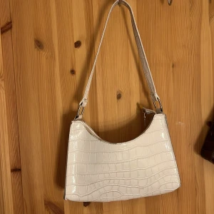 Väskor  - Köptes för ung 3 veckor sen men dem passar inte mig🙃