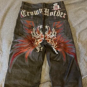 Crown holder jeans vintage - Säljer nu mina SJUKT coola Crown holder jeans som jag älskar men tyvärr är förstora på mig.Det är sprillans nya och i topp skick( inga skador ) . BUDA endast om du är säker att du vill/kan köpa byxorna.Vid fler frågor skriv privat!(350kr startbud+ frakt )