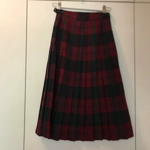 Vintage rutig kjol - Vintage kjol i rutigt mönster, jättefin kvalitet! Liten i storleken men kan anpassas lite.